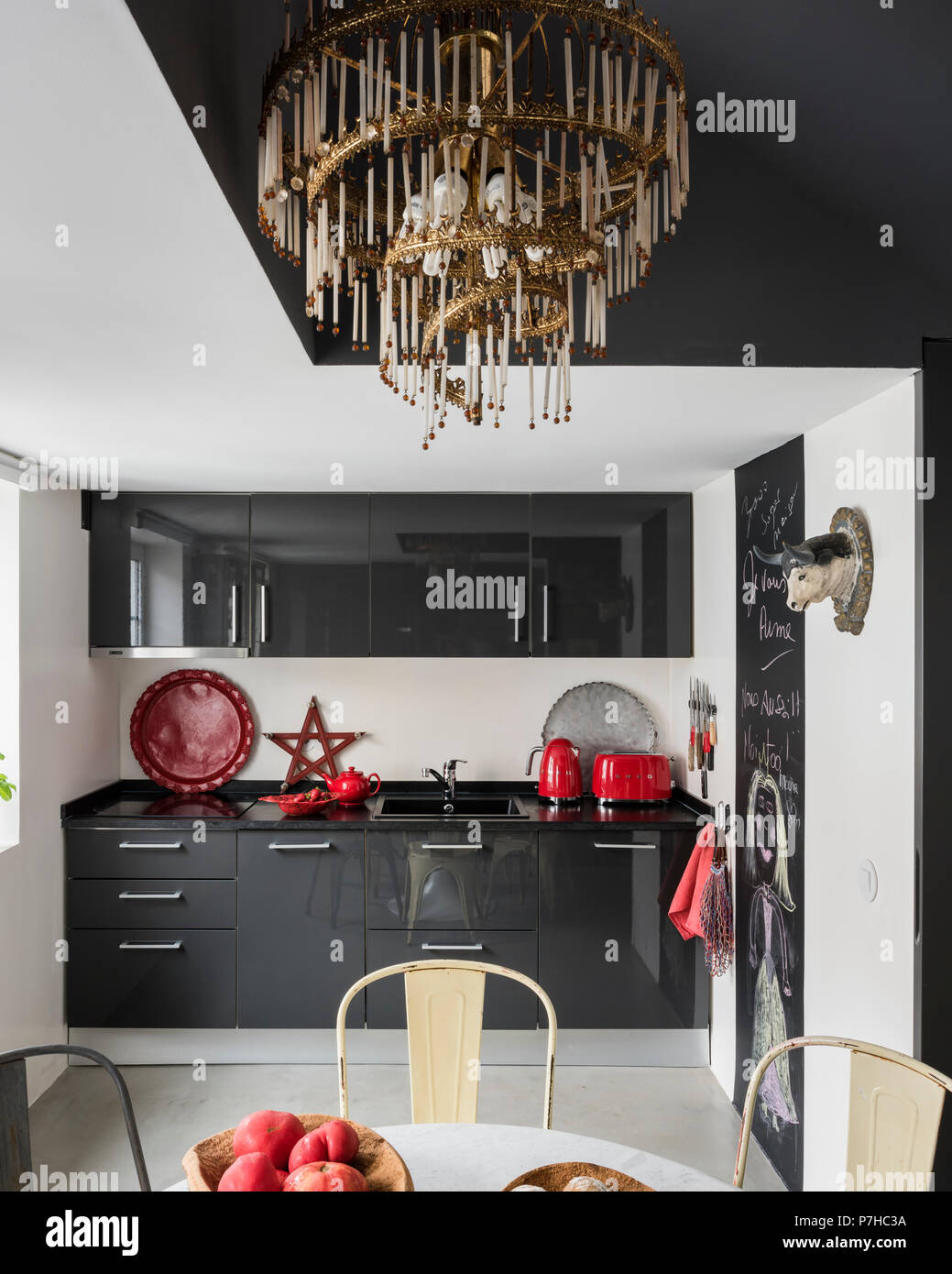 Dunkelgrau Flachbild fronted Küchen in der modernen Küche mit Vintage tolix Metall Stühle Stockfoto