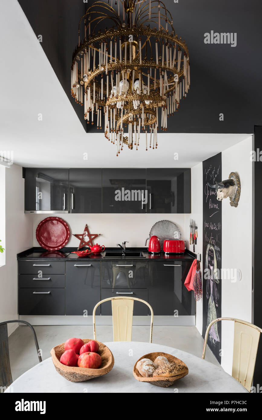 Dunkelgrau Flachbild fronted Küchen in der modernen Küche mit Vintage tolix Metall Stühle Stockfoto