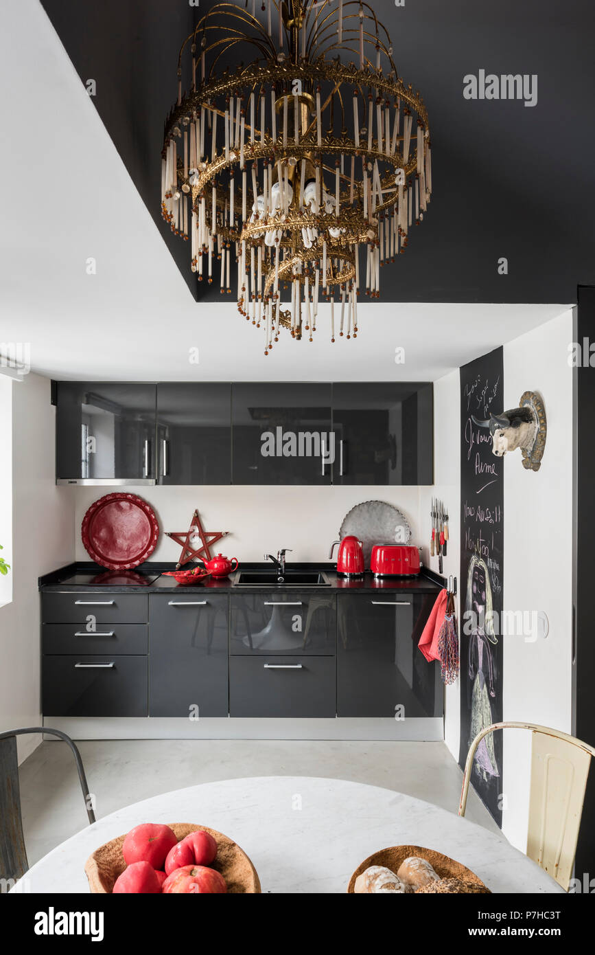 Dunkelgrau Flachbild fronted Küchen in der modernen Küche mit Vintage tolix Metall Stühle Stockfoto