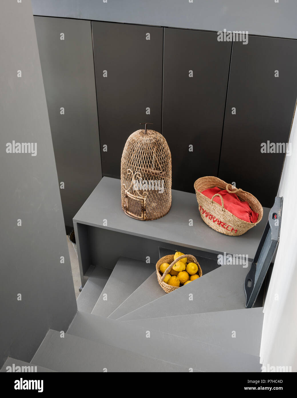 Elegante graue Treppe mit geflochtenen Körben in modernen Loft Apartment Stockfoto