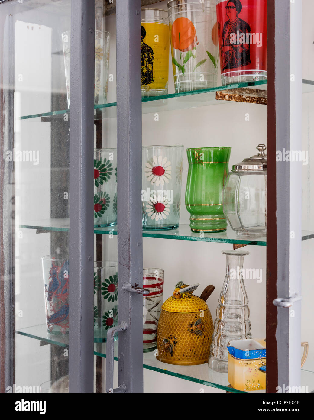 Sammlung von Vintage Gläser in einem Kabinett mit Glasfront Stockfoto