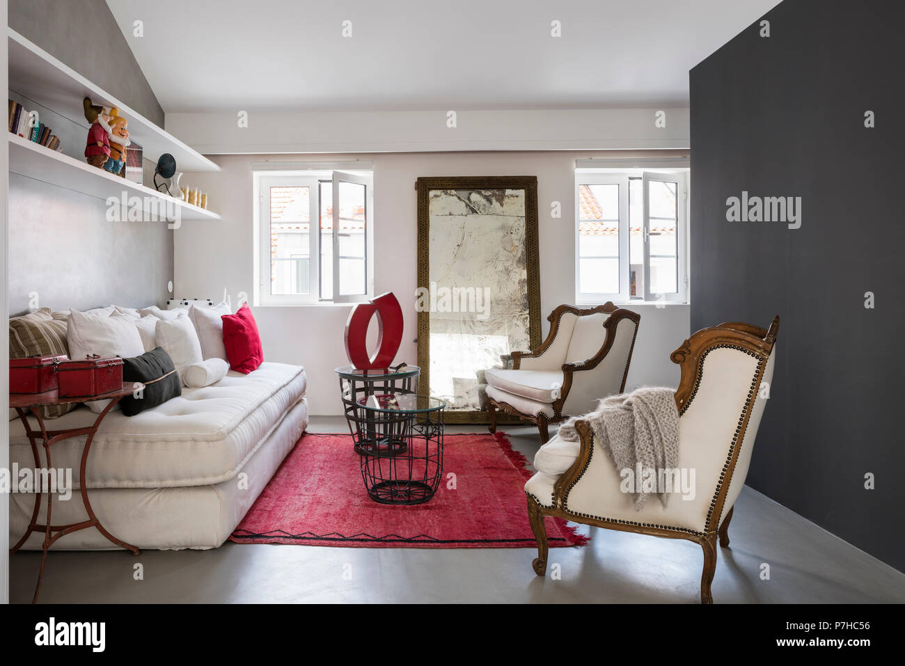Paar antike bergere Sessel elfenbein Leinen im Loft - wie Wohnzimmer mit luxuriösen Creme divan Stockfoto