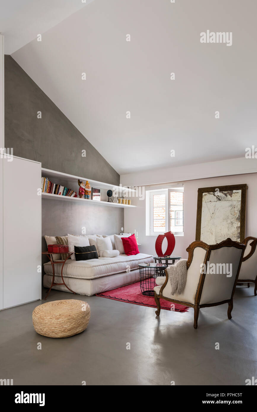 Paar antike bergere Sessel elfenbein Leinen im Loft - wie Wohnzimmer mit luxuriösen Creme divan Stockfoto