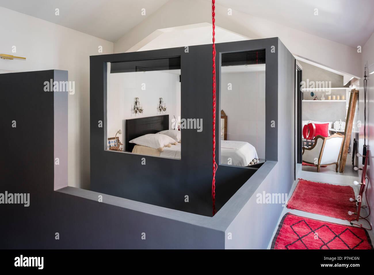 Im Schlafbereich im Loft - modernes Apartment mit Rot marokkanische Teppiche Boxed Stockfoto