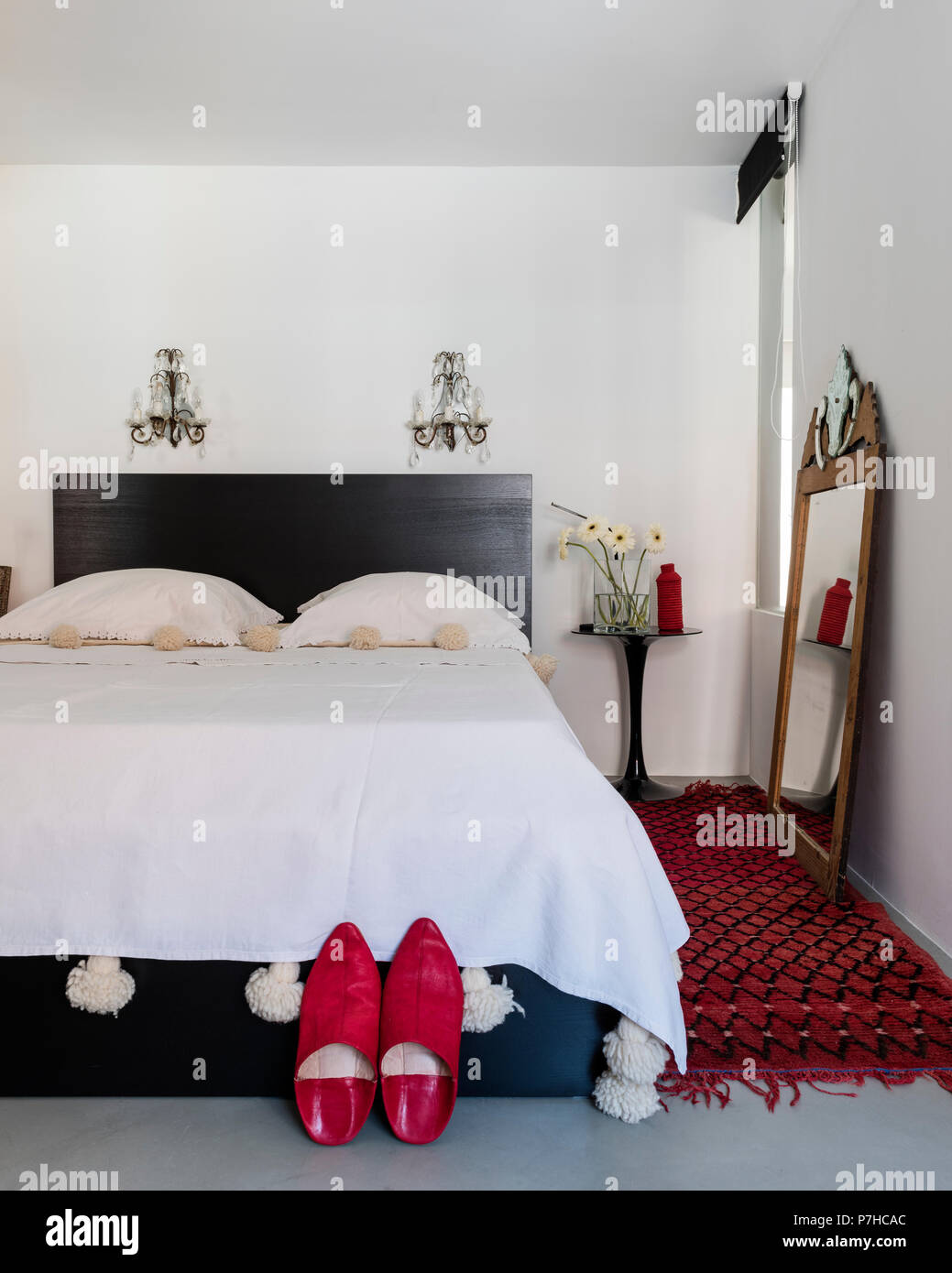 Paar rote morccan Hausschuhe im eleganten Schlafbereich der Moderne offene Wohnung Stockfoto
