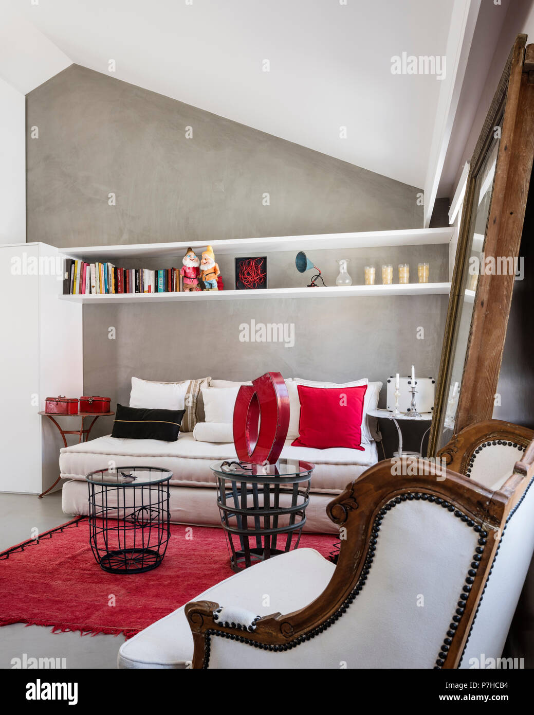 Paar antike bergere Sessel elfenbein Leinen im Loft - wie Wohnzimmer mit luxuriösen Creme divan Stockfoto