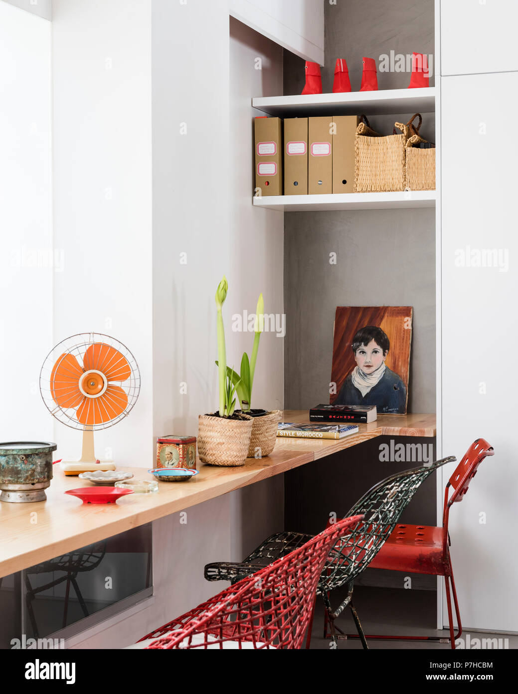 Drahtkorb Stühle an Holz Arbeitsfläche Stockfoto