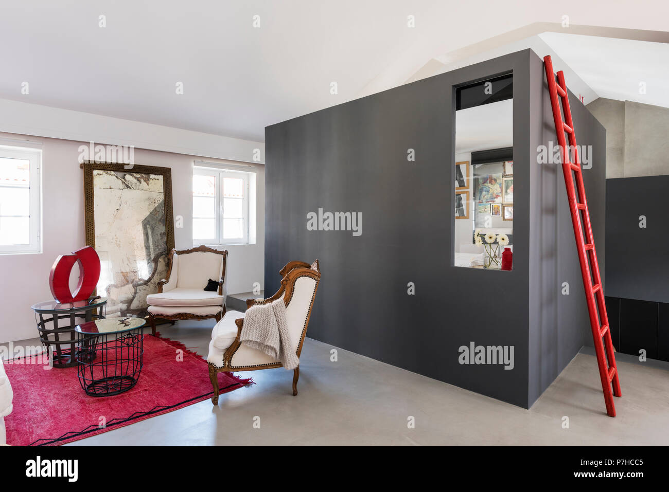 Paar antike bergere Sessel elfenbein Leinen im Loft - wie Wohnzimmer mit roter Leiter Stockfoto