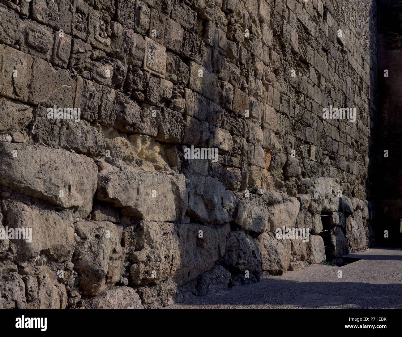 MURALLA ROMANA CONSTRUIDA CON SILLARES ALMOHADILLADOS SOBRE BASAMENTO 'CICLOPEO' PROCEDENTE DE LA ANTIGUA MURALLA IBERICA. Lage: CIUDAD ROMANA, SPANIEN. Stockfoto