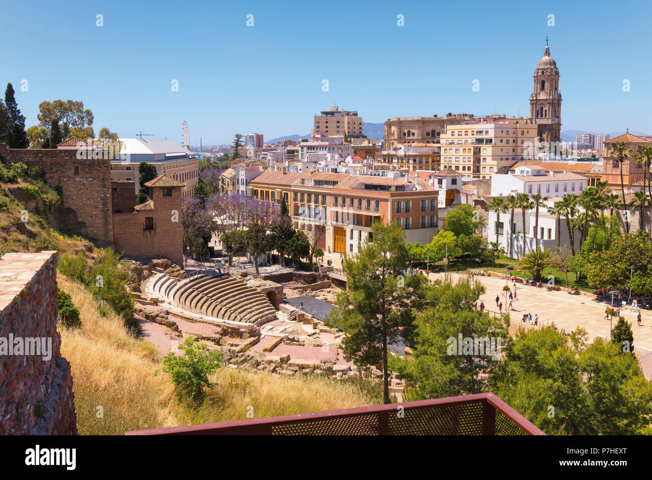 Malaga, Costa del Sol, Provinz Malaga, Andalusien, Südspanien. Blick auf die Stadt, das römische Theater und die Kathedrale. Die Alcazaba können auf der linken Seite gesehen werden. Stockfoto