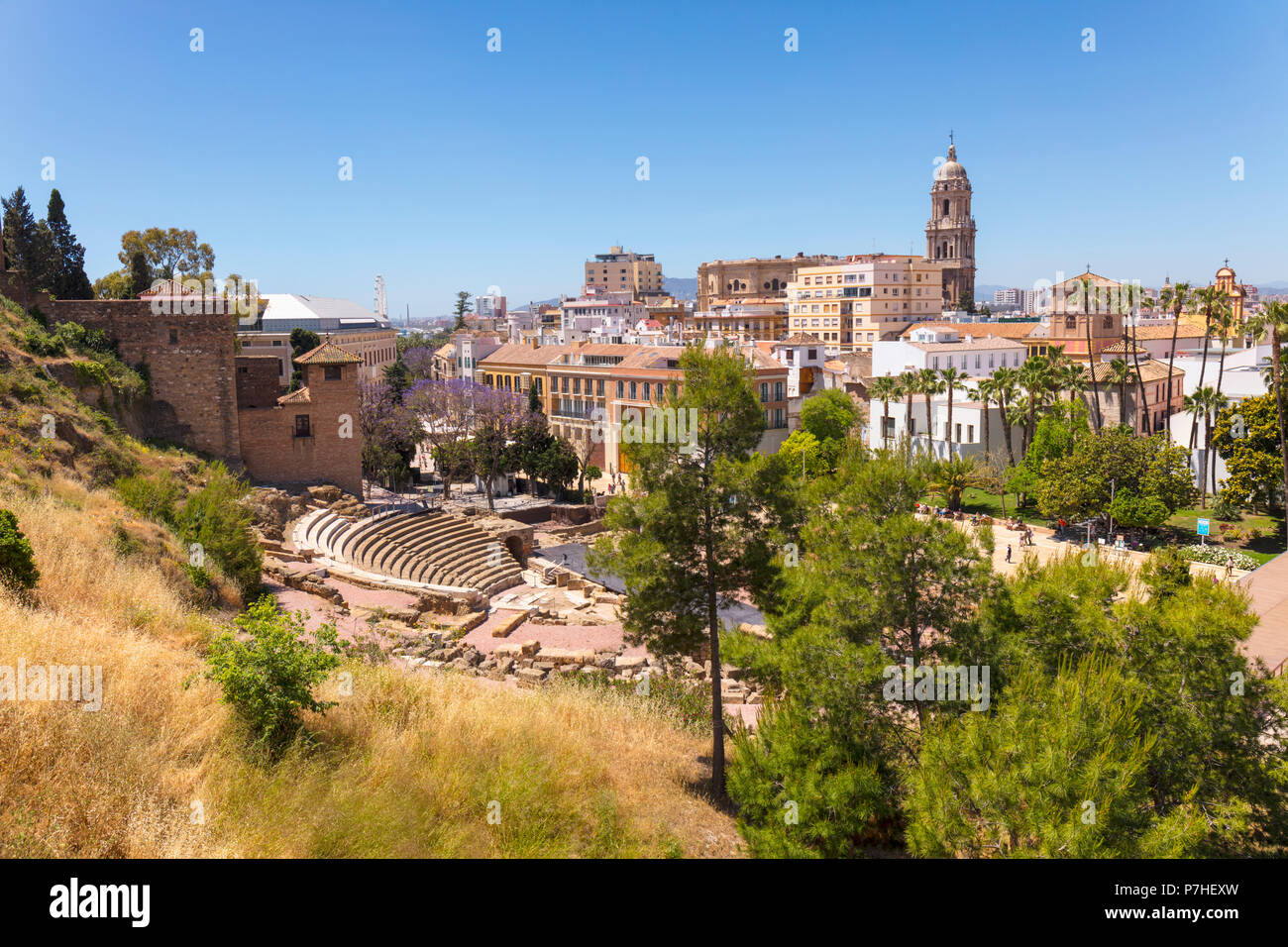 Malaga, Costa del Sol, Provinz Malaga, Andalusien, Südspanien. Blick auf die Stadt, das römische Theater und die Kathedrale. Die Alcazaba können auf der linken Seite gesehen werden. Stockfoto