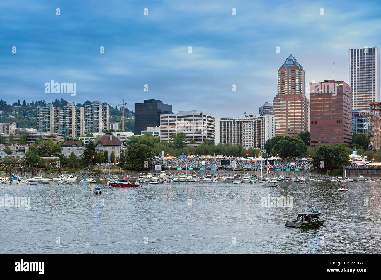 PORTLAND, Oregon - Juli 4, 2018: Portland Waterfront Blues Festival Zuschauer entlang der Willamette River warten auf Indpendence Day firew Stockfoto