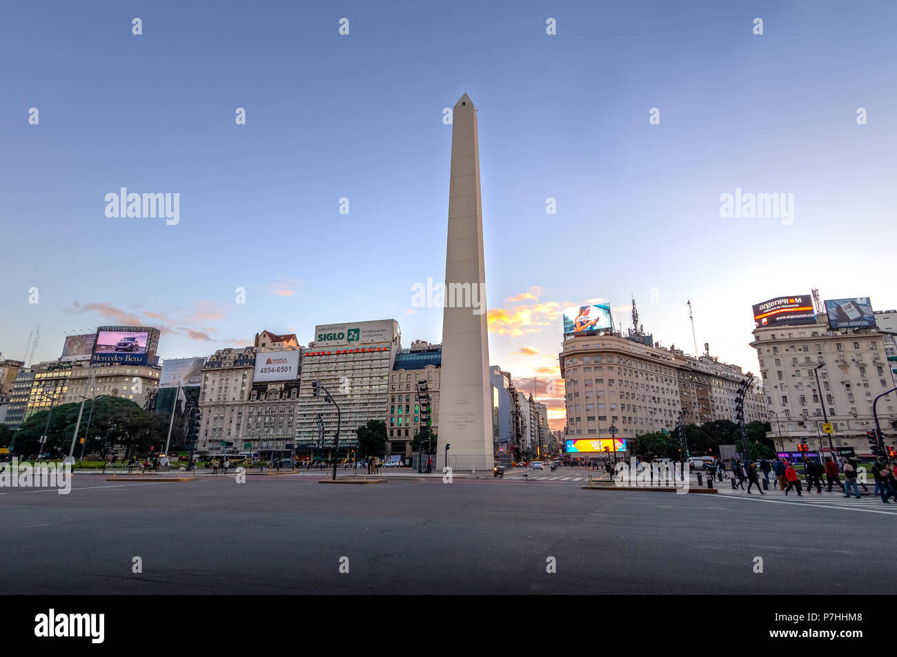 Buenos Aires Obelisk an der Plaza de La Republica bei Sonnenuntergang - Buenos Aires, Argentinien Stockfoto