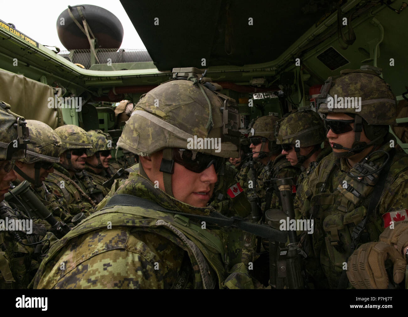 Royal 22e Régiment ist ein Infanterieregiment der kanadischen Armee, das 1914 gegründet wurde und seinen Hauptsitz in Quebec hat. Die AAVP7A1 RAM/RS ist ein vom United States Marine Corps für den Einsatz von Schiff zu Land eingesetztes Fahrzeug, das von einem Cummins VT400 Dieselmotor angetrieben und mit einem 40 mm Mk 19 Granatwerfer und einem .50 Kaliber Maschinengewehr ausgestattet ist. Das Archivbild dokumentiert Truppen, die sich während des RIMPAC-Trainings im Camp Pendleton im Juni 2018 auf den Abstieg vorbereiten. Stockfoto