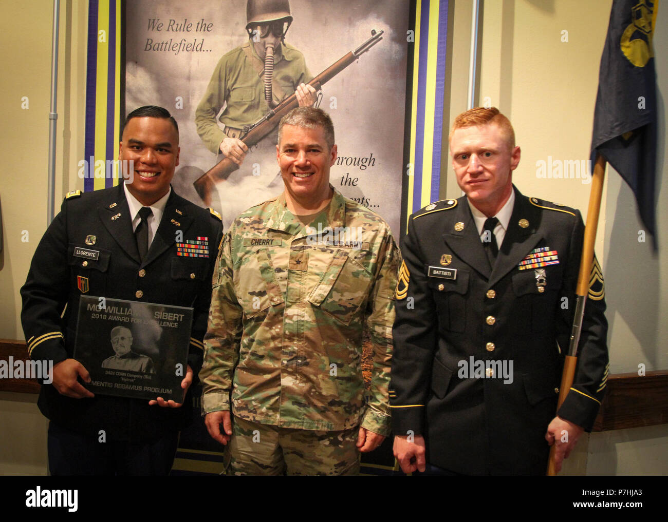 Armee finden Sie Kapitän Lorenzo Llorente II (links), Kompanieführer, 342 Chemical Company, 472Nd chemische Bataillon, 209 Region Support Group, 76th Operationelle Antwort Befehl, Brig. Gen. Doug Kirsche, (Mitte) Stellvertretender kommandierender General, 76 ORC und Sgt. 1. Klasse Johannes Baptisti (rechts), der Firma first Sergeant, 342 Chem. Co., 472Nd Chem. Bn., posieren für aphoto zusammen nach der 342 Unternehmen der chemischen Industrie war die renommierten Generalmajor William L. Sibert Award auf der Baker Theater nach Fort Leonard Wood, Missouri während das 100-jährige Jubiläum der Chemischen Korps am 28. Juni vorgestellt. Dies ist die Stockfoto