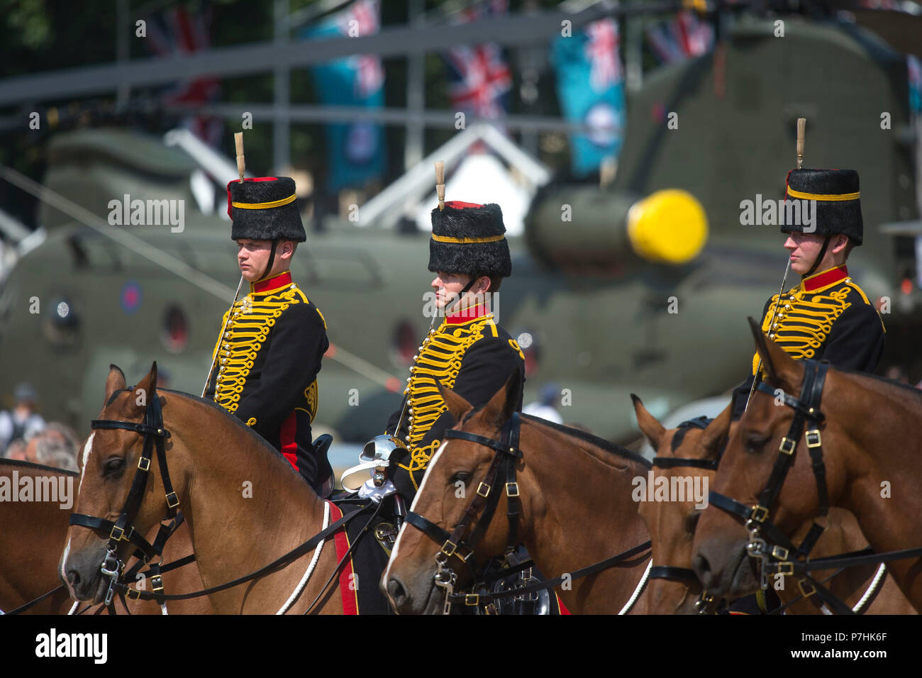 Mitglieder der King's Troop, Royal Horse artillery, nehmen teil an der den Wachwechsel Zeremonie vor einem Chinook Hubschrauber, auf Horse Guards Parade, London, als historische Flugzeuge sind als Teil der nationalen Flugzeuge Tour angezeigt zu 100 Jahren der Royal Air Force. Stockfoto