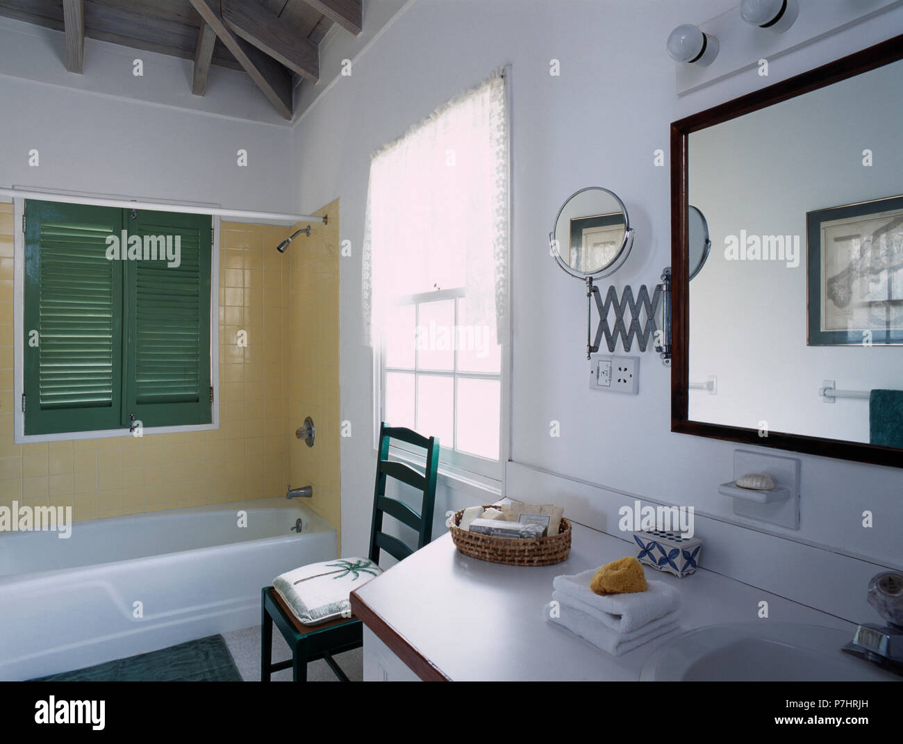 Gelb gefliesten Wand über Badewanne in moderne, weiße Badezimmer Stockfoto