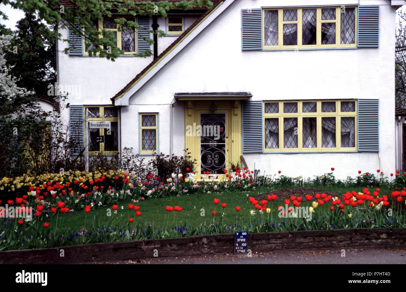 der 30er Jahre Villa mit Frühling Birnen einschließlich rote