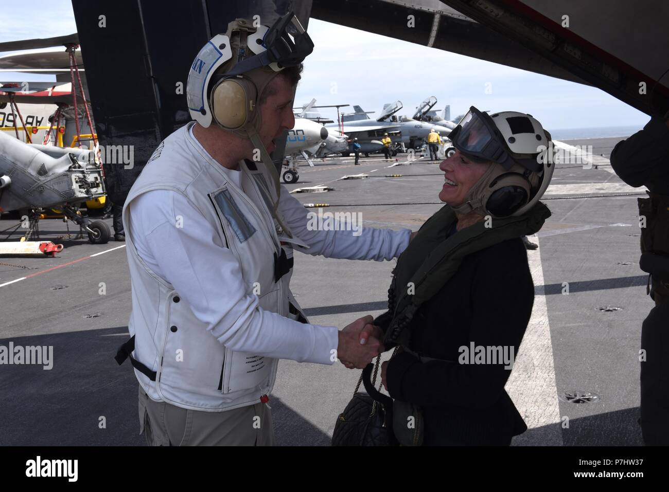 180703-N-EA 818-0080 ATLANTIK (3. Juli 2018) Botschafter Jamie D. McCourt, US-Botschafter in der Französischen Republik und Fürstentum Monaco, rechts, ist durch die USS Harry S. Truman (CVN 75) kommandierenden Offizier, Kapitän Nicholas Dienna begrüßt Sie an Bord der Nimitz-Klasse Flugzeugträger. Harry S. Truman ist derzeit als Teil eines laufenden Rotation der US-Streitkräfte unterstützen Maritime Security Operations in internationalen Gewässern rund um den Globus eingesetzt. (U.S. Marine Foto von Mass Communication Specialist 2. Klasse Thomas Gooley/Freigegeben) Stockfoto