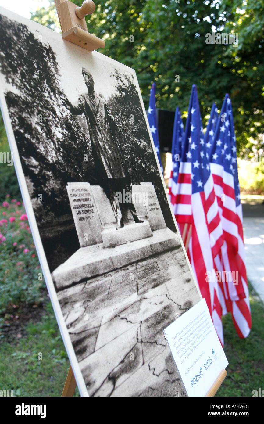 Ein Foto von einem vorherigen Skulptur zu Ehren von Präsident Woodrow Wilson steht vor der aktuelle Monument Juli 4, 2018, vor einer Zeremonie an Wilson Park in Posen, Polen, Wilson's Beiträge zu einer unabhängigen und freien Polen zu gedenken. Jan. 8, 1918, Wilson gab seine "Vierzehn Punkte" Rede, die auf einem friedlichen Weg aus der Zeit des Ersten Weltkriegs, Punkt 13: "Eine unabhängige polnische Staat errichtet werden sollte, das die Gebiete von unbestreitbar der polnischen Bevölkerung bewohnt, die ein freier und sicherer Zugang zum Meer gesichert werden sollten, gehören sollte, und deren politische konzentriert Stockfoto