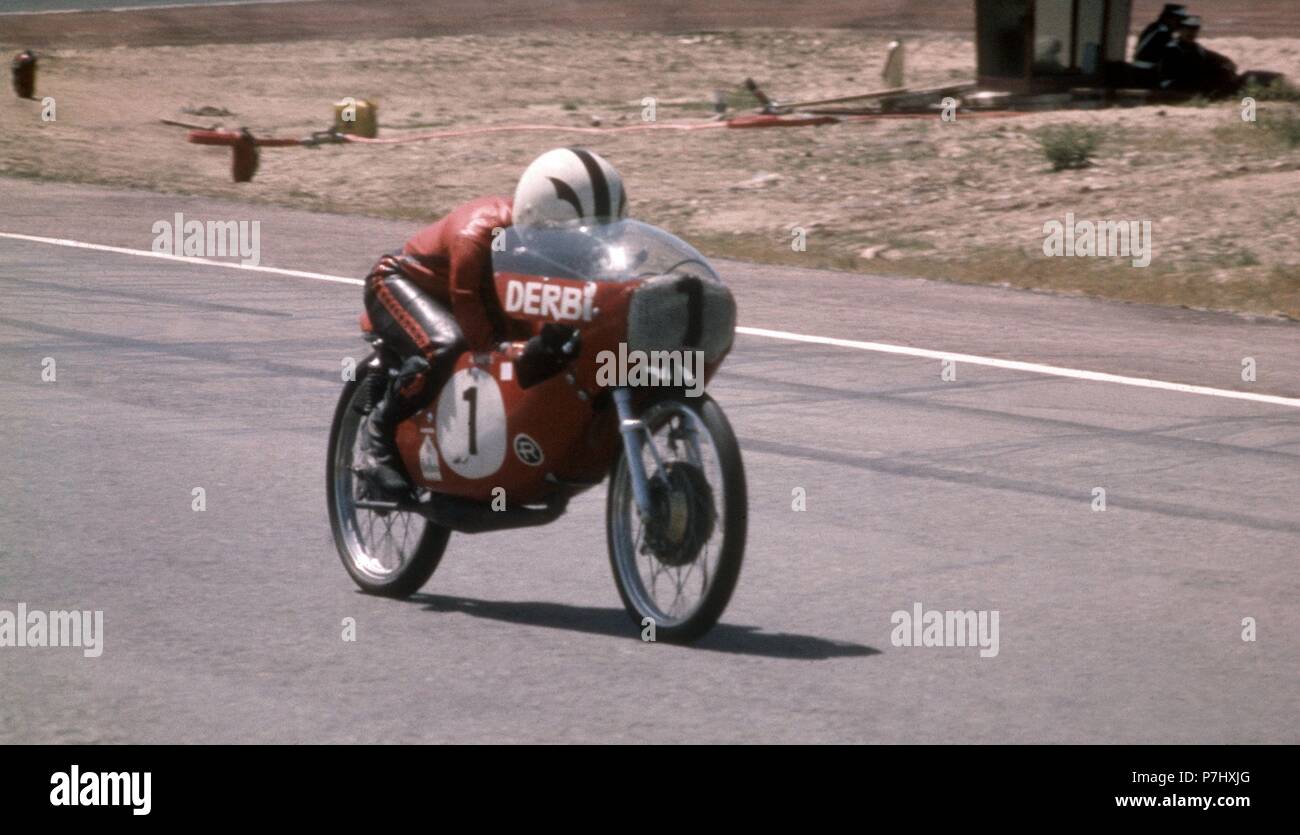 ANGEL NIETO PILOTANDO UNA HYOSUNG DE 50CC EN EL JARAMA. Stockfoto