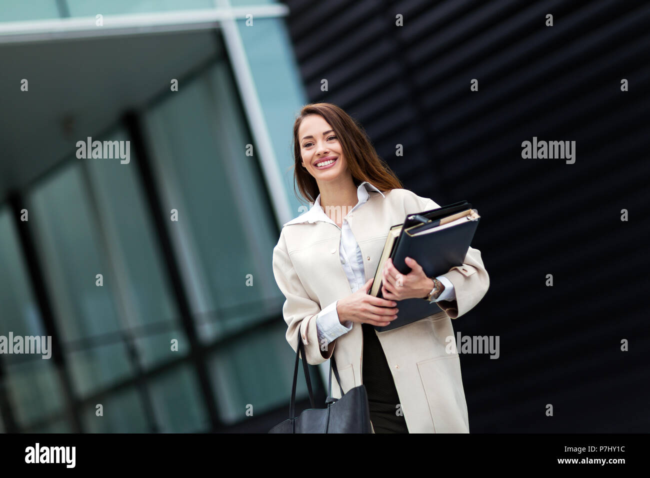 Porträt der jungen Geschäftsfrau zu Büro Stockfoto
