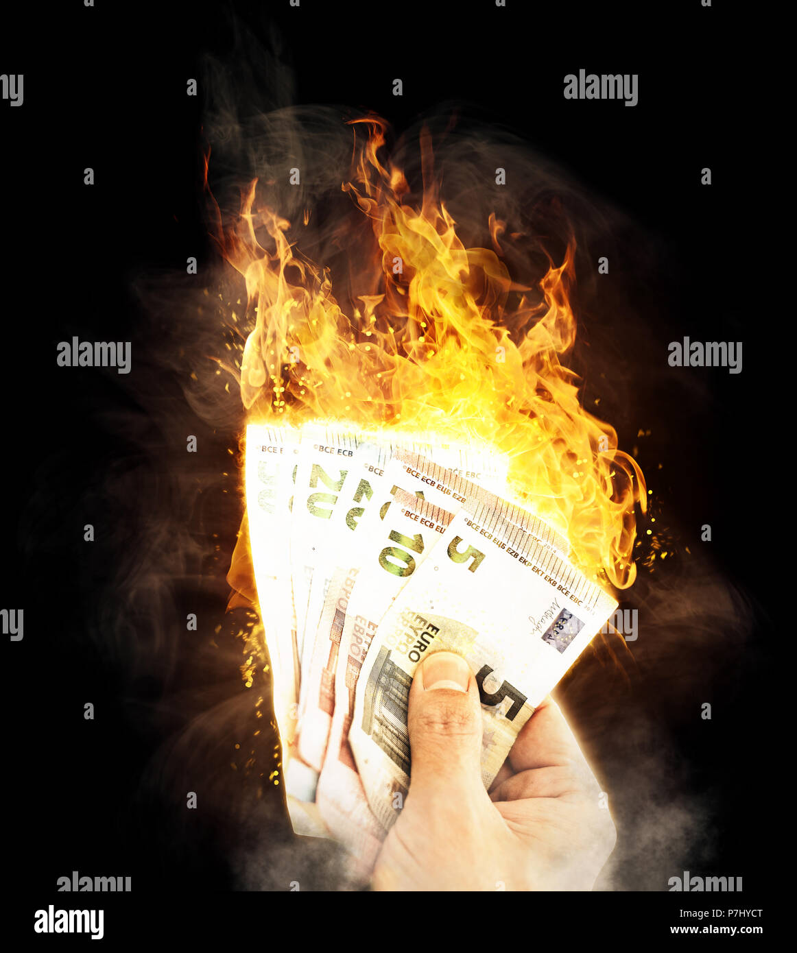 Nahaufnahme einer Hand, die brennende Bank notes Geldverschwendung Konzept Stockfoto