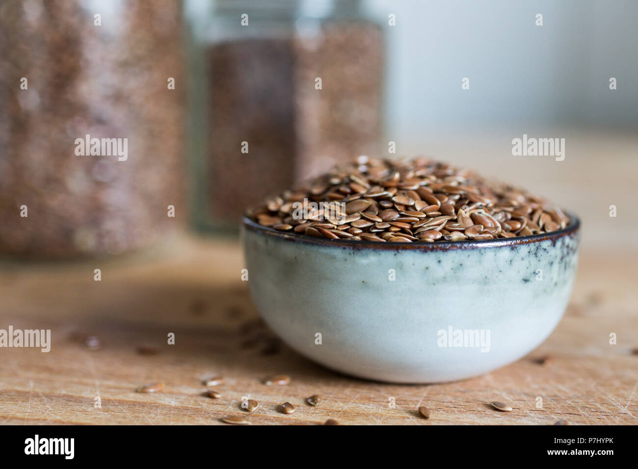 Gesunde Leinsamen Leinsamen Getreide Getreide in Schale auf Holztisch Stockfoto