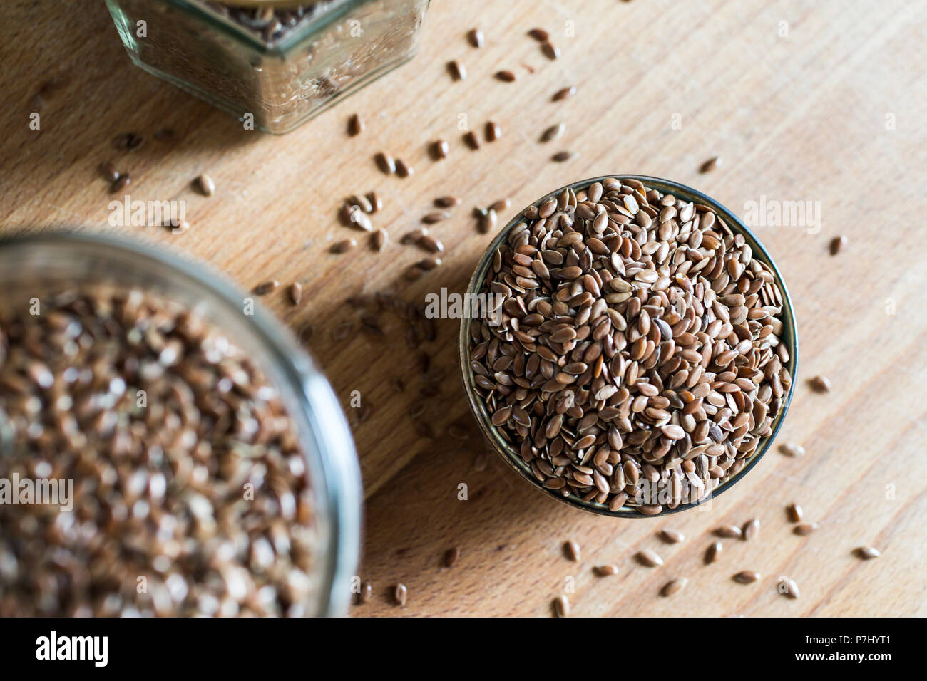 Detoxing raw Gesundheit Ernährung Leinsamen Leinsamen Getreide Getreide in Schale auf Holztisch Stockfoto