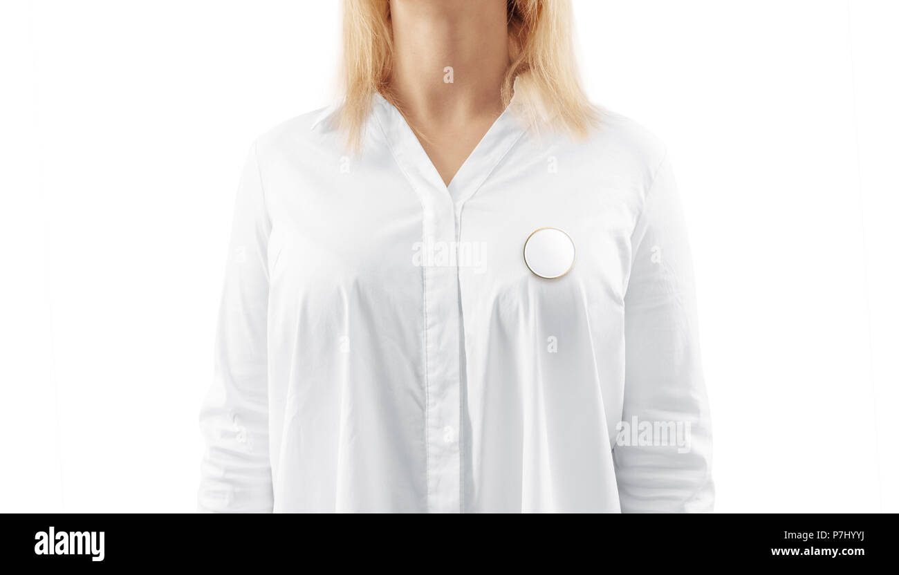 Leere weiße runde gold Abzeichen am Revers mock up auf Frau Brust. Leeren Emaille pin mockup Verschleiß am Hemd. Metallschließe - pin Medaille design Vorlage. Teure curcular Brosche für logo Präsentation Stockfoto
