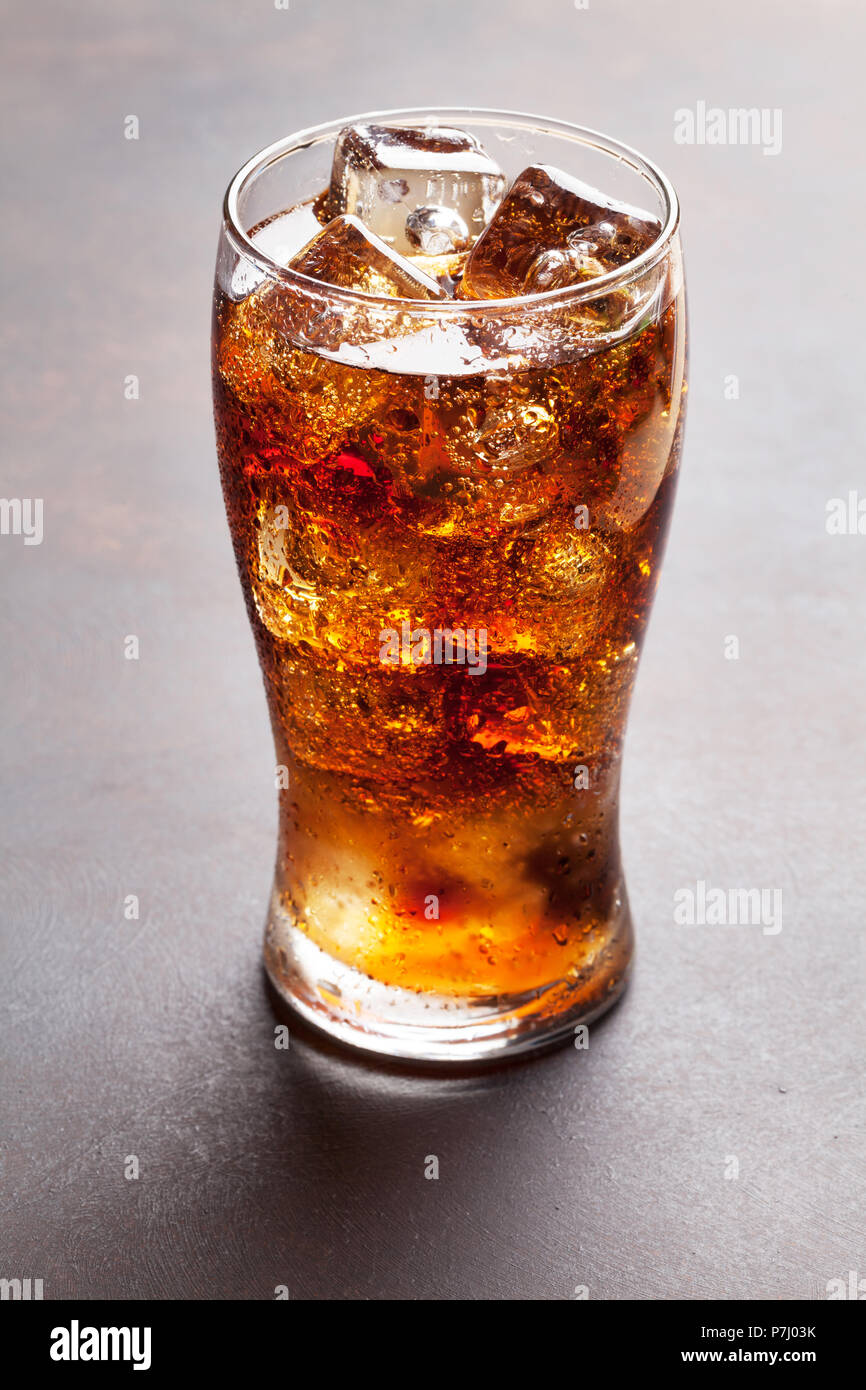 Cola Glas mit Eiswürfel Stockfotografie - Alamy