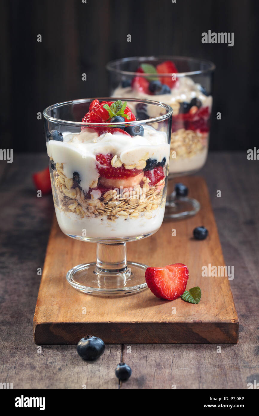 Joghurt Parfait mit griechischem Joghurt, frischen Beeren und Hafer. Stockfoto