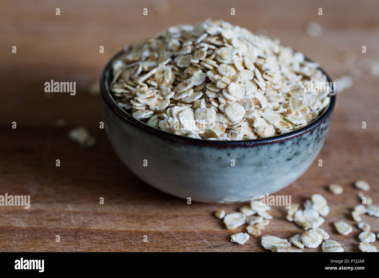 Fibre Quelle bio Haferflocken für die gesamte Ernährung auf hölzernen Tisch Stockfoto