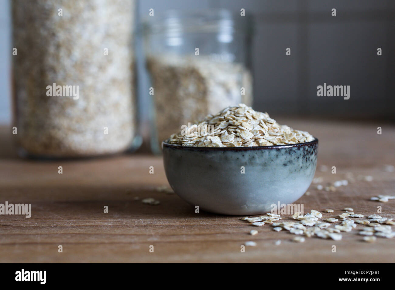 Fibre Quelle organischen Brei Hafer für die gesamte Ernährung auf hölzernen Tisch Stockfoto