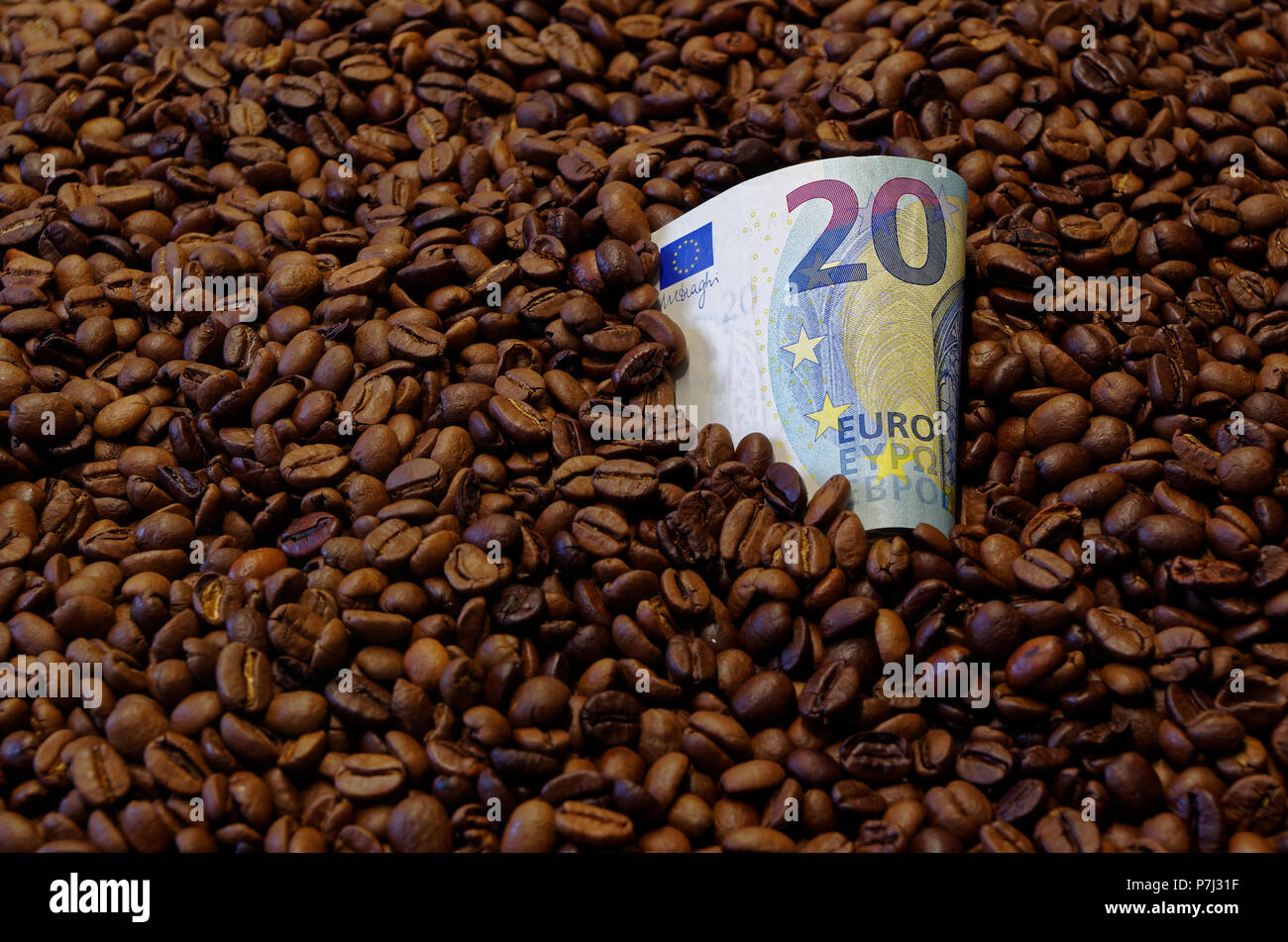 20-Euro-Banknote in der gerösteten Kaffeebohnen Stockfoto