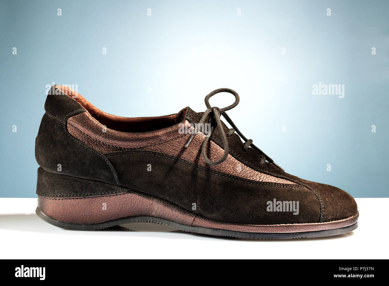 Brown's Damenschuhe Herbst Mode auf farbigen Hintergrund. Stockfoto