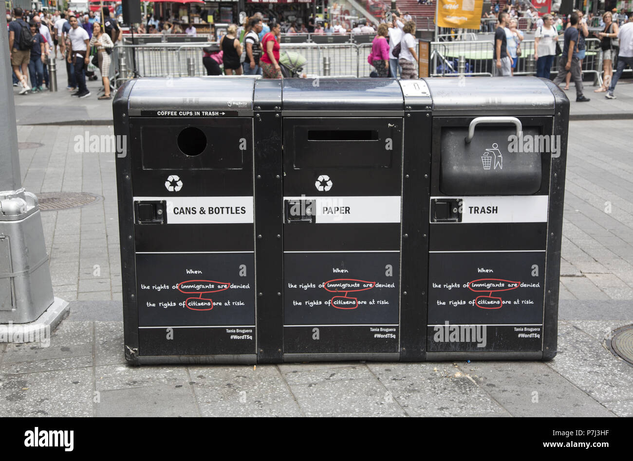 Papierkorb Gefäße für die Aufteilung der Papierkorb in Typen zu Recyclingzwecken in Times Square, New York City. Stockfoto