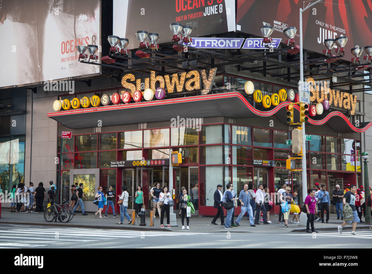 Eingang Zu Den Grossen 42nd Street Times Square U Bahn Station In Midtown Manhattan Stockfotografie Alamy