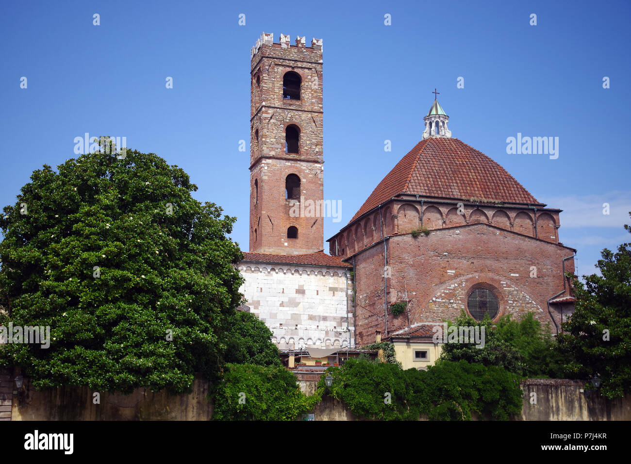 Chiesa di S. Giovanni, Vista dalla Piazza Antelminelli in Lucca, Italien Stockfoto