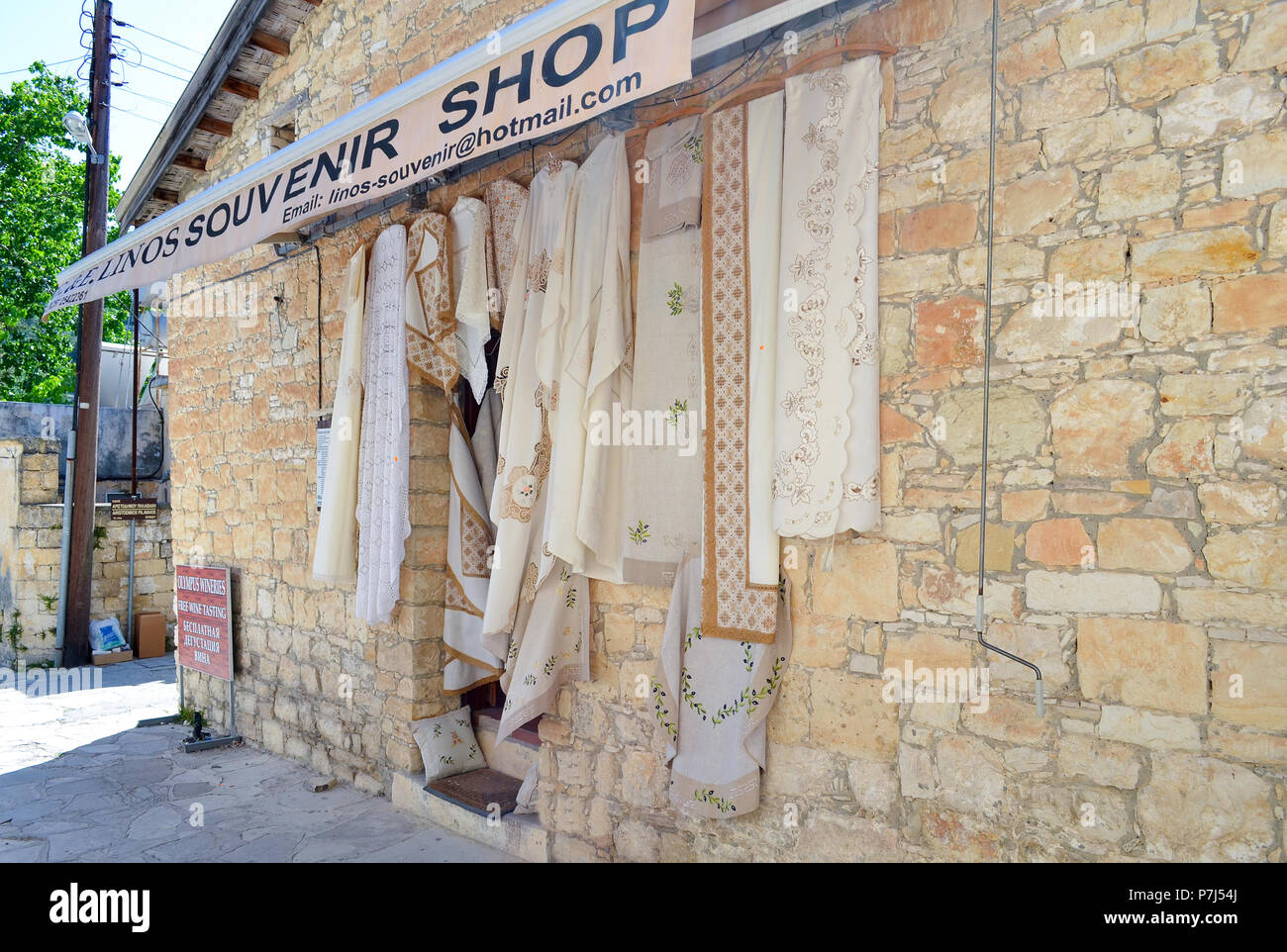 Dorf Omodos, Zypern, 15. Mai 2015. Textilwaren aus Spitze. Souvenirs aus Zypern Stockfoto