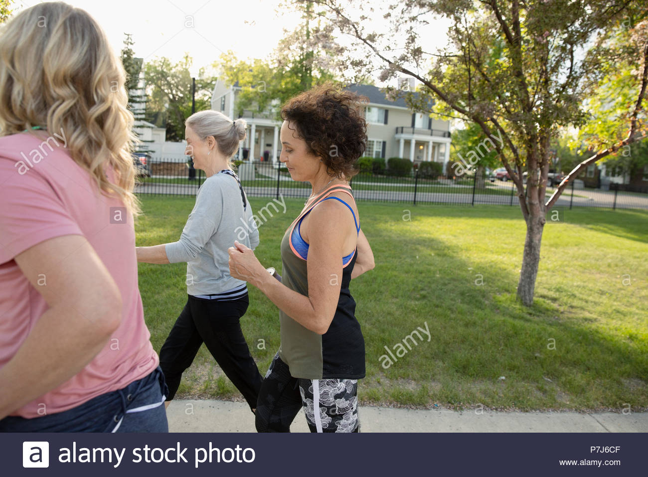 Ältere Frauen wandern, trainieren in Park Stockfoto