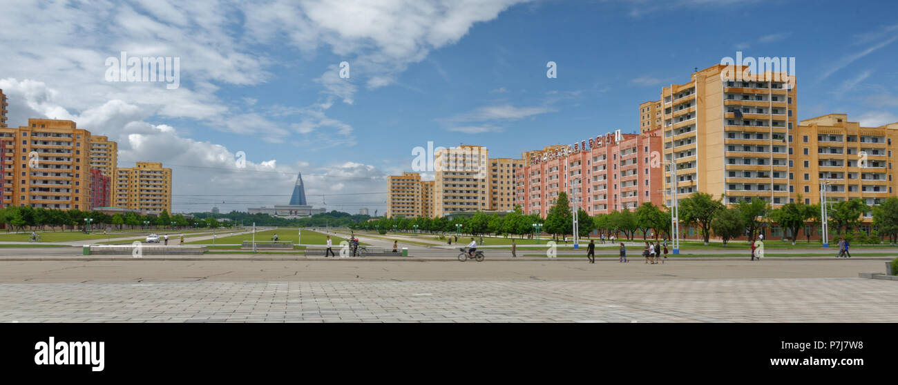 Blick vom Denkmal für die Koreanischen Arbeiterpartei auf das Ryugyong Hotel, Pyongyang, Nordkorea Stockfoto