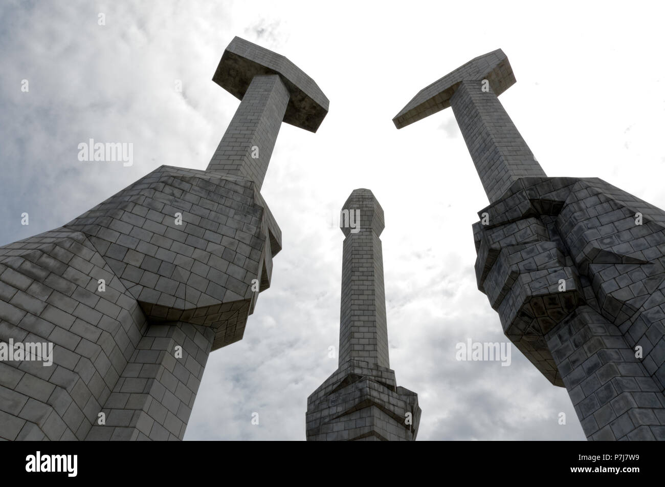 Die Arbeiterpartei Denkmal aka das Denkmal der Partei mit Hammer, Sichel und Bürste mit Wandmalereien in Pjöngjang Stockfoto