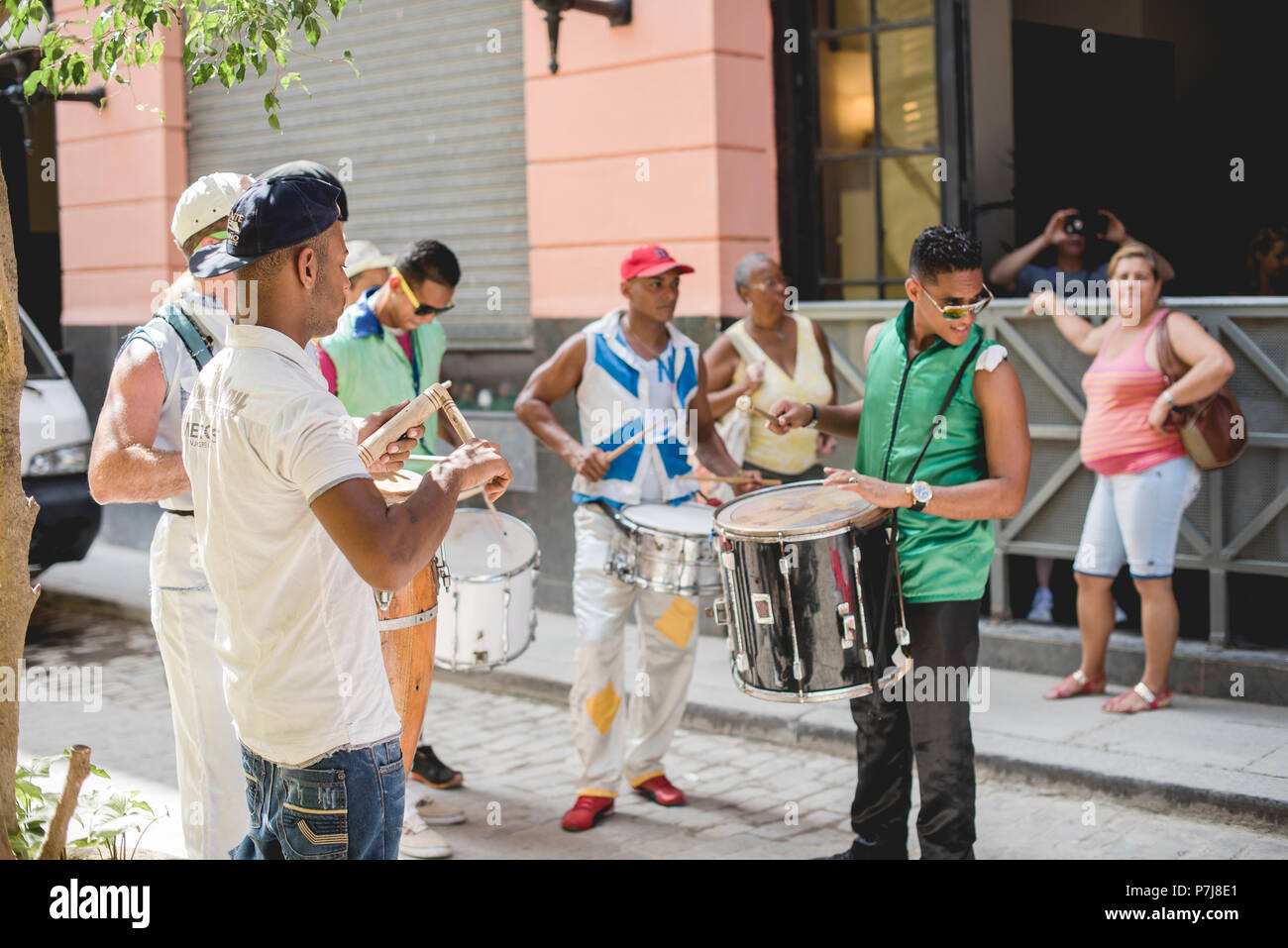 Eine Straßenperformance mit Stelzentänzern und Musikern im historischen Havanna, Kuba. Stockfoto