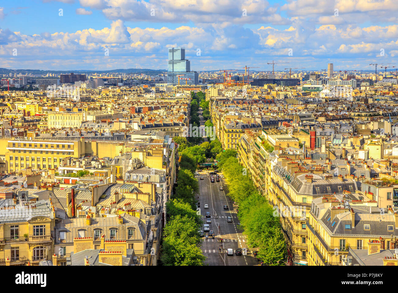 Luftaufnahme der Pariser Skyline von der Arc de Triomphe in einem schönen, sonnigen Tag mit blauen Himmel. Avenue de Wagram vom Triumphbogen. Paris, Hauptstadt von Frankreich in Europa. Malerische Stadt Stadtbild. Stockfoto