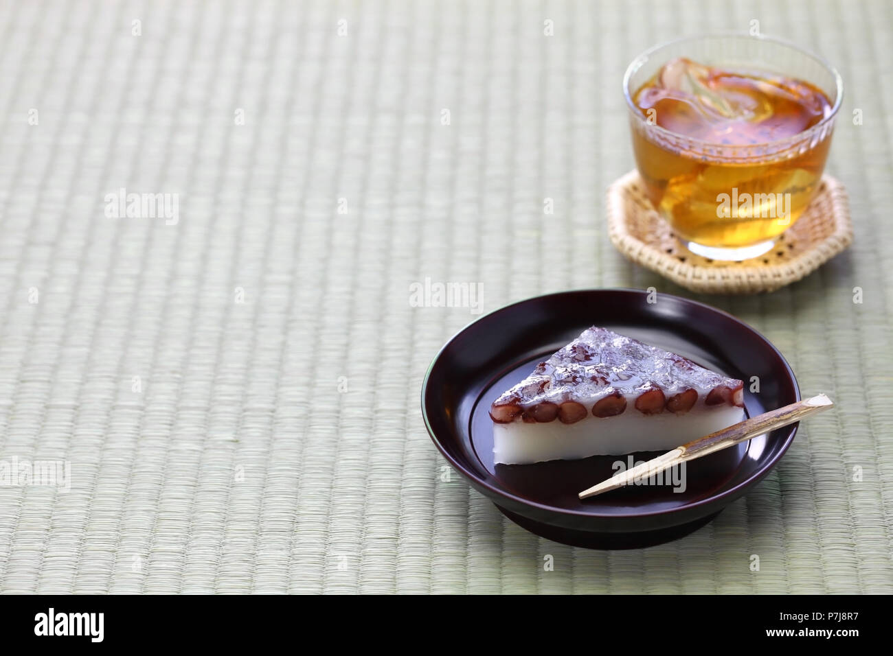 Traditionelle japanische süße Nachspeise serviert mit Gerste Tee, wagashi und mugicha Stockfoto