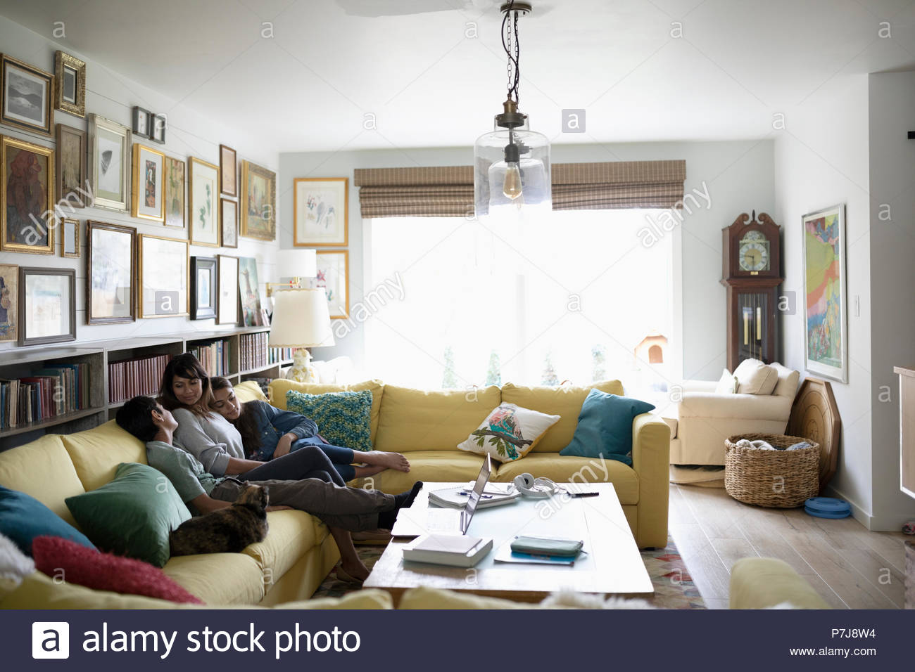 Liebevolle Mutter und tween Tochter und Sohn kuscheln auf dem Sofa Stockfotografie Alamy
