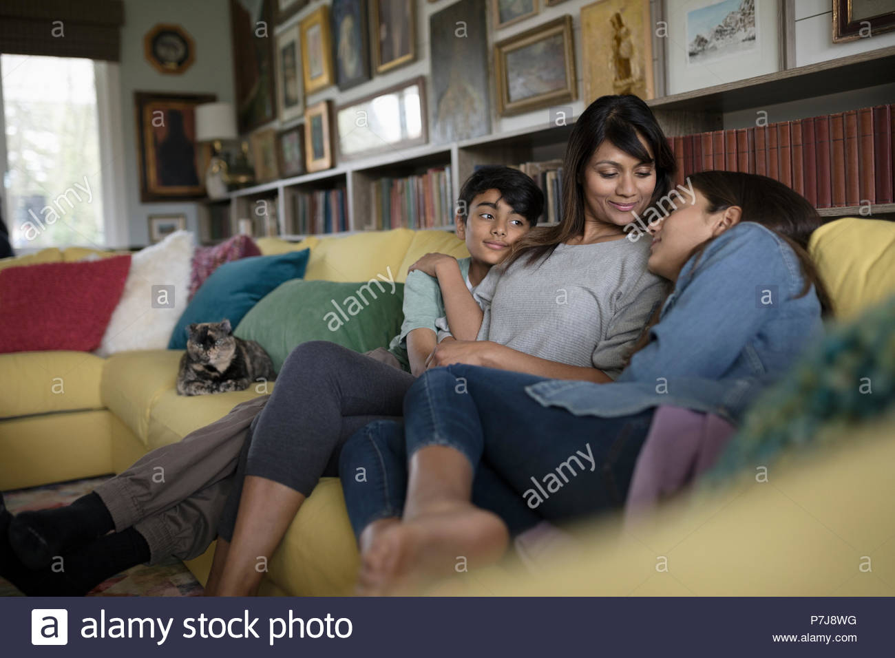 Liebevolle Mutter und tween Tochter und Sohn kuscheln auf dem Sofa Stockfotografie Alamy