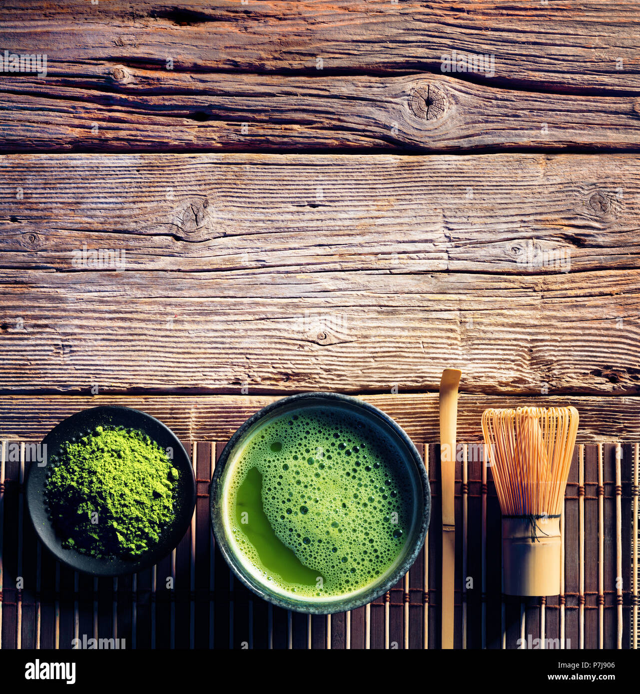 Matcha Tee in eine Schüssel und Bambusbesen und Grünen Pulver Stockfoto