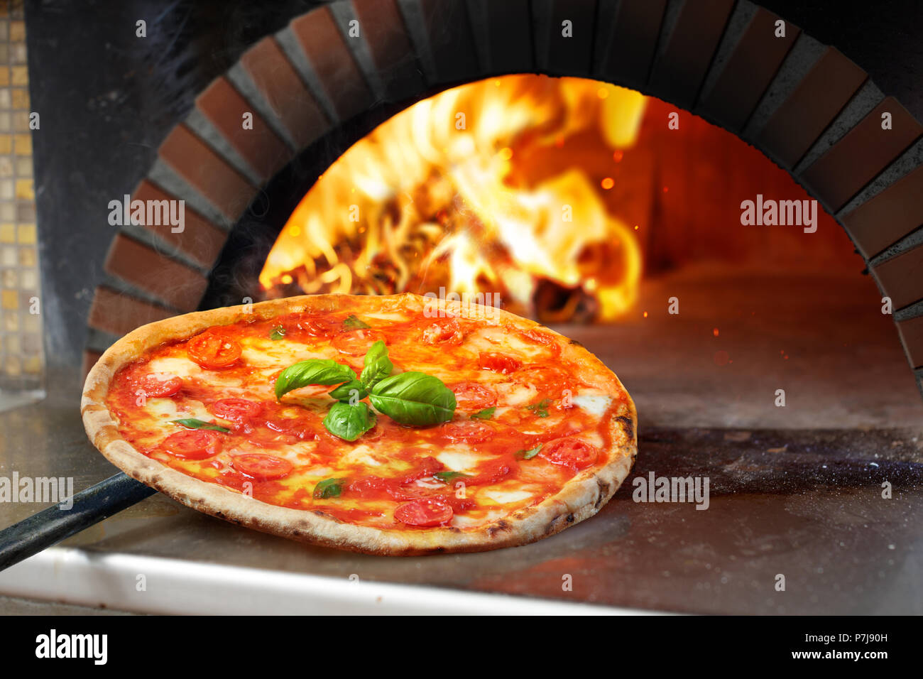 Hot Margherita Pizza im Ofen gebacken Stockfoto